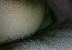 De dame doet haar neukfilms gratis slipje uit en neukt haar natte kut met strapon.