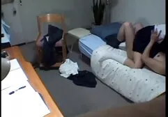 Een eenvoudig meisje met een mooi lichaam met een slipje voor de camera seksfilmpjes gratis