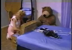 Een man die een Russische Blondine pijpt met een mooi lichaam op een vrije man. pornofilm kijken gratis