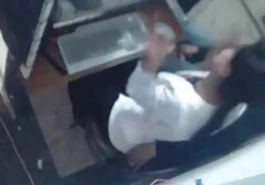 Geile meid die op het bed ligt en haar gratis sex films nl hoed aait