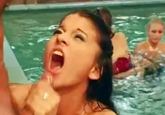 Zoyka blaast in sexfilm 123 het toilet.