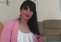 Ebony zuigt en springt op een lul. gratis sexfilm 18