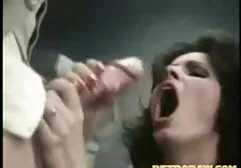 Leraar gratis pornofilm kijken die een student eet in de vagina.