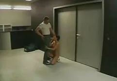 Een meisje op haar knieën met een mooie sexfilms mooi lichaam geeft een pijpbeurt