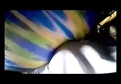 De sexfilmpjes online jonge vrouw raakt een penis aan en rijdt als de piloot voor de webcam.