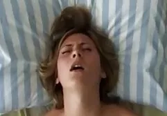 Waterige vrouw 123 gratis sexfilms in mooie lingerie laat haar blote borsten zien