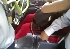 Jonge lesbiennes likken poesjes en neuken een volwassen Russische gratis sxfilms vrouw met een riem.