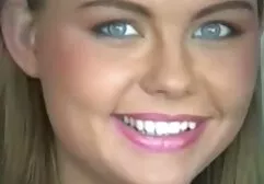 Slanke slet neukt zichzelf met vingers en eindigt voor de camera. gratis sexfim