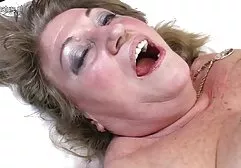 Busty beauty poserend in free hd sexfilm Waterfontein en doggie stijl
