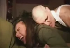 Naakte schoonheid Madison slikt een lidgat op de vagina seksfilms muur