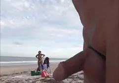 Blondjes sexfilm kijken neuken een man en krijgen sperma op hun lippen.