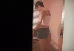 Meisje met een bril neukt zichzelf met een krachtige dildo nl sex films