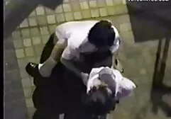 Brunette met lang haar en roze broeken die voor de free seksfilms camera staan.