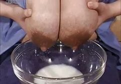 De porno sex film gratis meisjes buigen voor een mooie tattoo en masturberen voor de webcam.