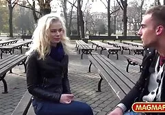 Een halfnaakt meisje in kousen wordt gestoord door kanker. nieuwste sex films