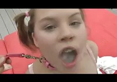 Een man krijgt gratis lange sexfilm een brunette en komt op haar af.