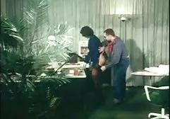 De camera laat poesjes zien en plast in de badkamer. sex film kijken gratis