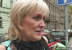 Een jonge homo die wacht op de Kerstman die dik is en hem 123 sexfilms neukt.