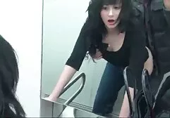 Het rekken nederlandsesexfilms van de anus van een Russisch meisje
