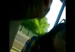 Donkere gevilde lesbiennes langesexfilms knijpen in het haar van een zwangere vrouw.