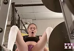 Vriendin in sexy shorts geeft een seksfeestje en gratis sexflm neukt twee mannen.