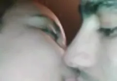 Oezbeeks met kleine tieten die naakt poseren en gratis sexsfilm vagina strelen