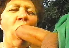 Meisje in gratis nl sex films rood korset Masturbeert.