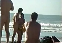 Op de leren bank masturbeert een knappe gratis sexfilmjes man.