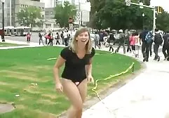 Een 18-jarige blonde sexfilm kijken die een zwarte dikke lul zuigt en een strakke roze vagina.