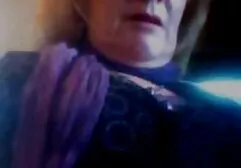 Hoer gratissexfilmskijken in zwarte kousen spreidt haar benen en stopt haar vingers in het gat