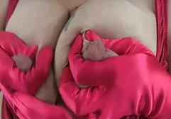 Meesteres betast een meisje nederlandsesexfilms met een pen en een dildo.