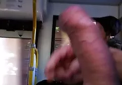 Een vent die een condoom draagt en seks heeft met een meisje. gratis geile sex films
