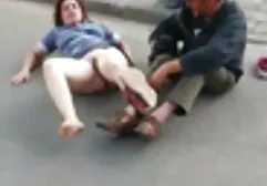 De gratis sexfilms jonge baas knuffelde met de volwassen secretaresse.