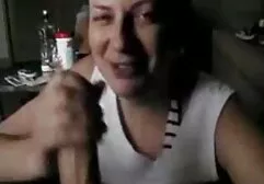 Een zwarte man irrigeert de blonde borst langesexfilms met sperma.