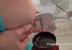 Brunette gratis pornofilmen die voor de webcam slikt