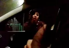 Babe met paars haar speelt met sexfilmbekijken dildo voor de camera