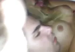 Homo kale Oude man zuigt een jonge heerlijke sexfilm jockey en geeft toe in de kleedkamer