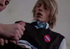 Hij neukt in een condoom om niet spannende sexfilmpjes te vliegen.